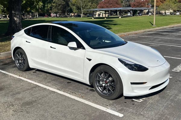 Tesla Model 3 4